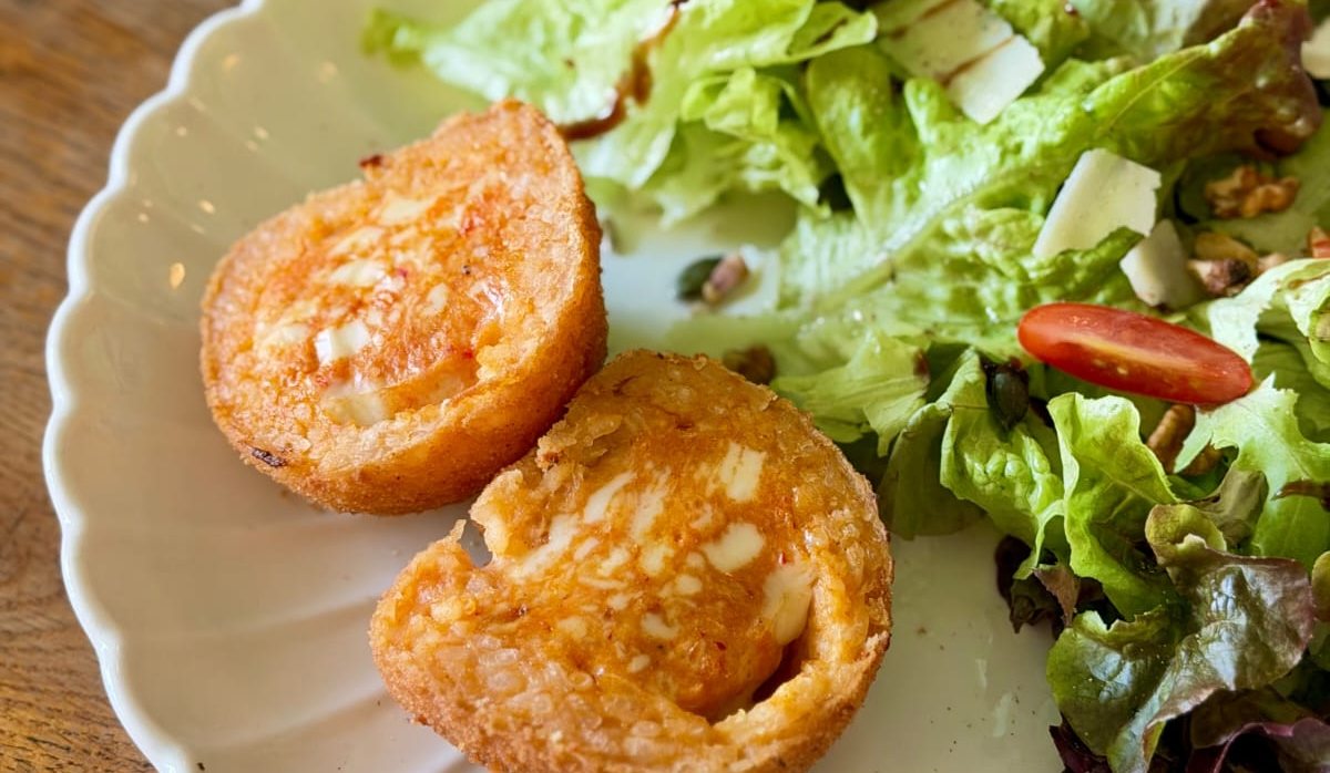 Arancinis en grande version et salade, au Comptoir