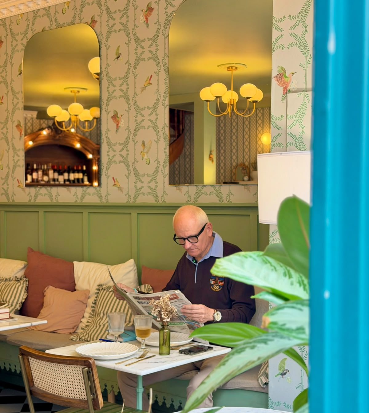 Pause lecture sur la banquette verte du Comptoir