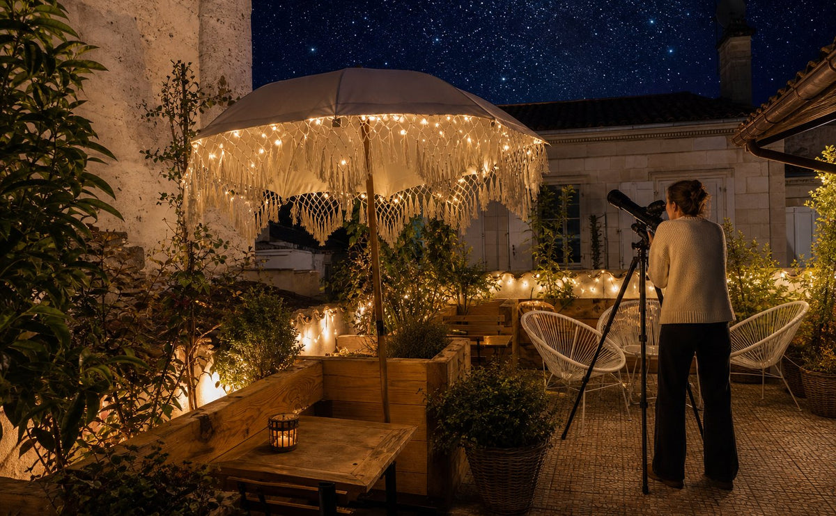 Soirée astronomie de nuit sur la terrasse sur le toit du Pavillon, parasol à franges et télescope sous les étoiles