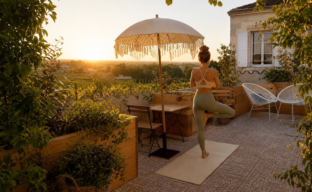 Yoga au lever du soleil sur la terrasse sur le toit du Pavillon, face aux vignes