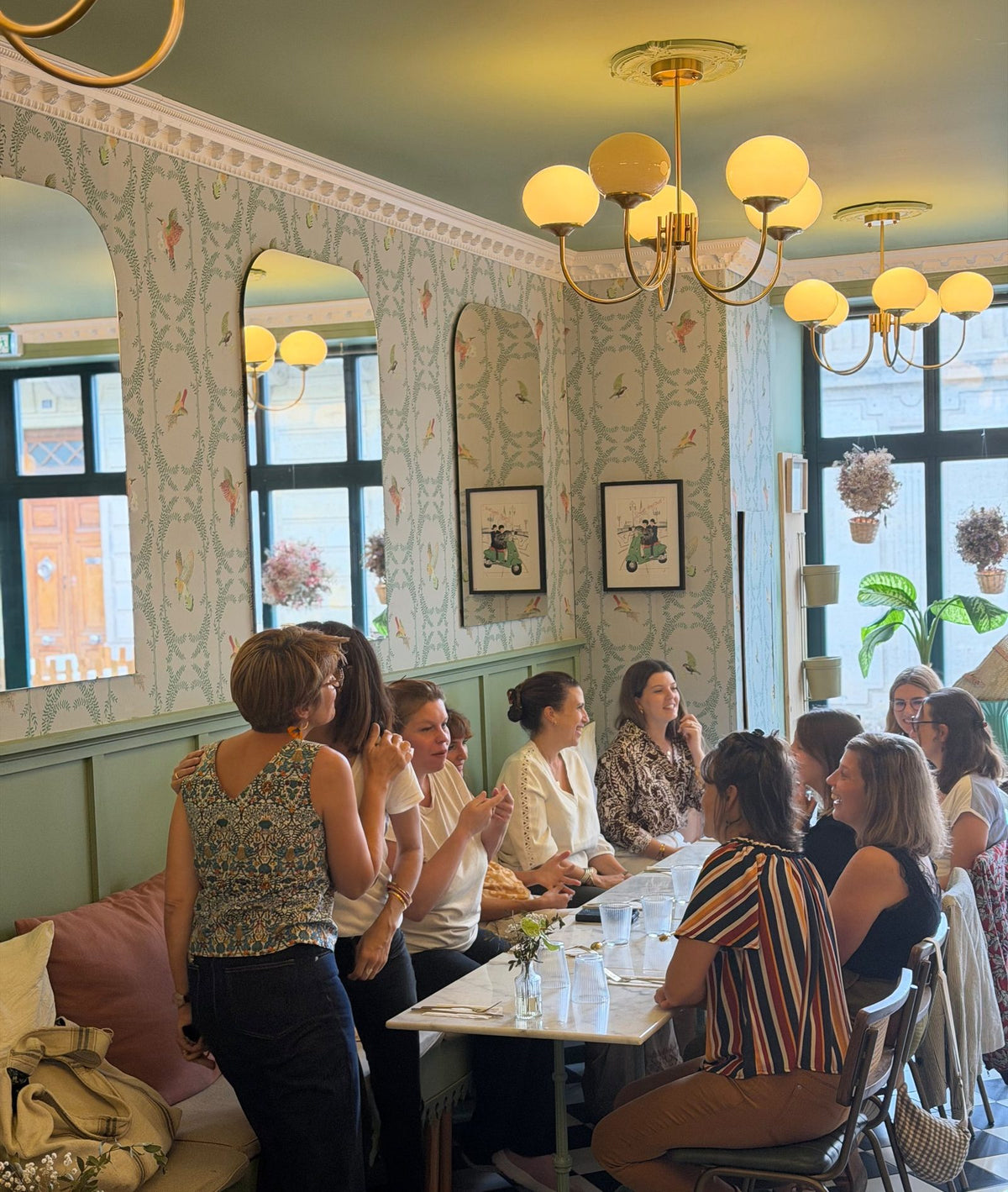 Déjeuner entre professionnelles dans la salle verte du Comptoir