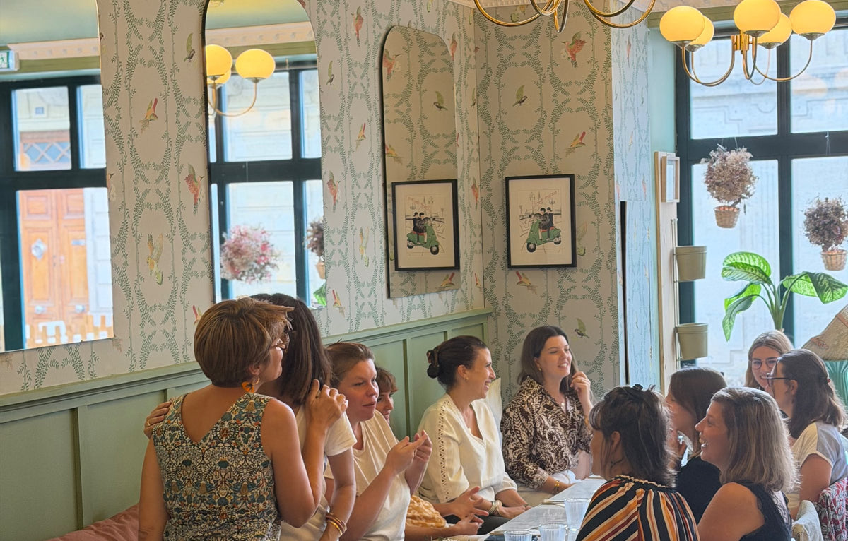 Déjeuner entre professionnelles dans la salle verte du Comptoir