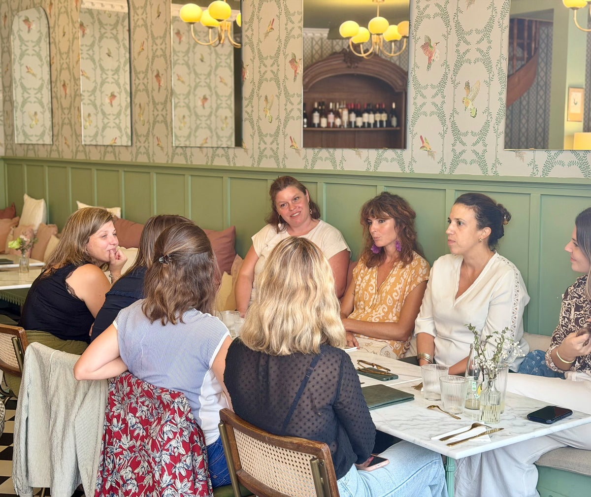 Grande table partagée dans la salle verte du Comptoir, à Libourne