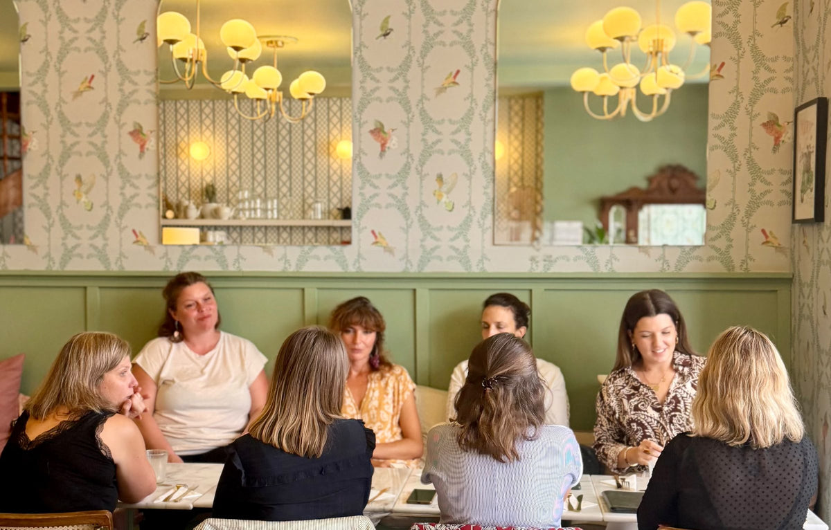 Le restaurant du Comptoir attablé, papier peint fleuri et damier