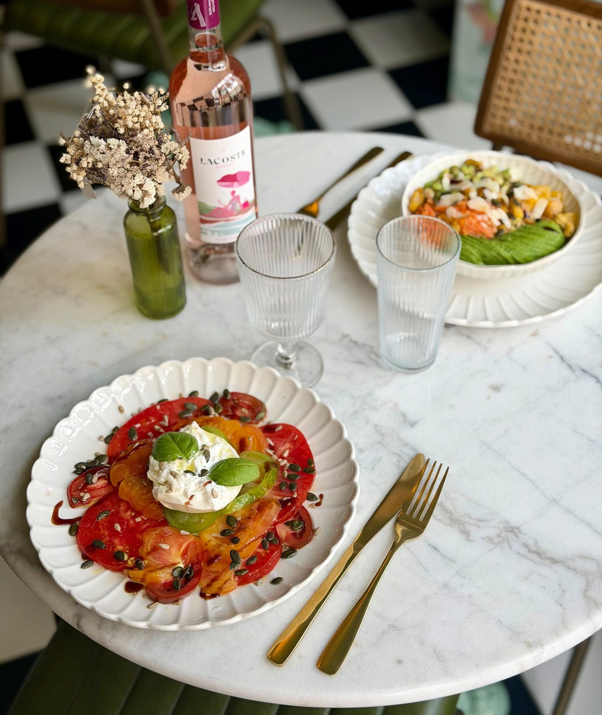 Burrata et tomates, verre de rosé, au restaurant du Comptoir
