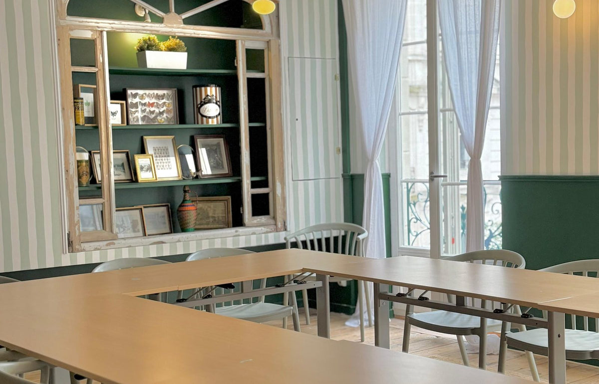 La salle de l’étage installée en U, bibliothèque verte