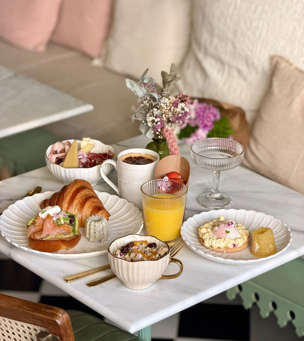 Brunch du Comptoir : viennoiseries, granola et jus pressé