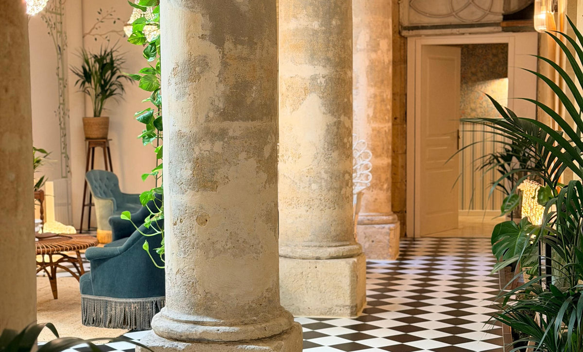 La Salle des Colonnes du Comptoir, piliers de pierre et damier
