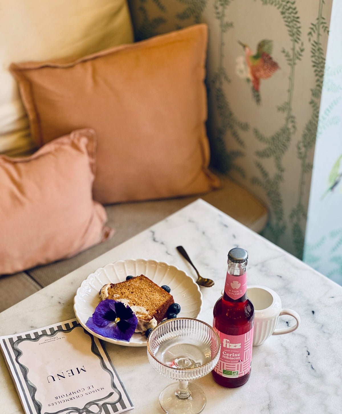 Gâteau maison et mocktail au salon de thé