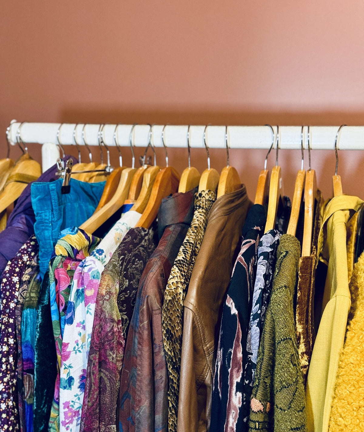Portant de vêtements vintage au Comptoir