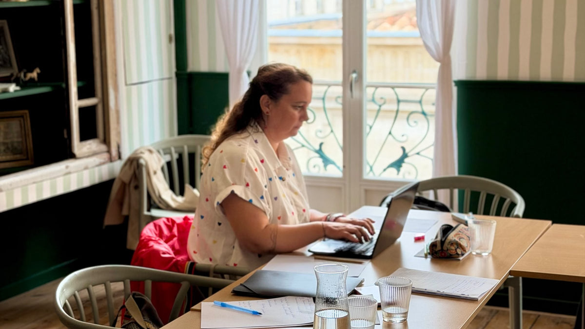 Open space du Comptoir, travail près de la fenêtre