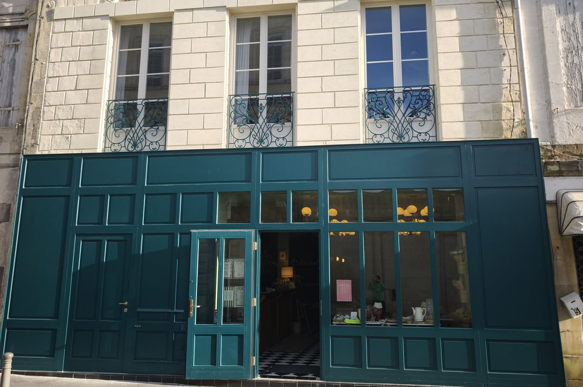 Façade du Comptoir à Libourne, bleu canard et pierre blonde