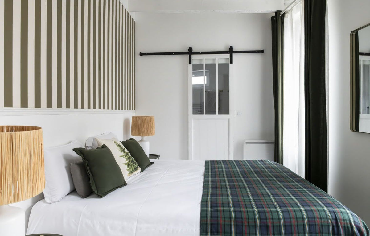 Chambre du Pavillon, lit blanc, plaid écossais et tête de lit rayée beige