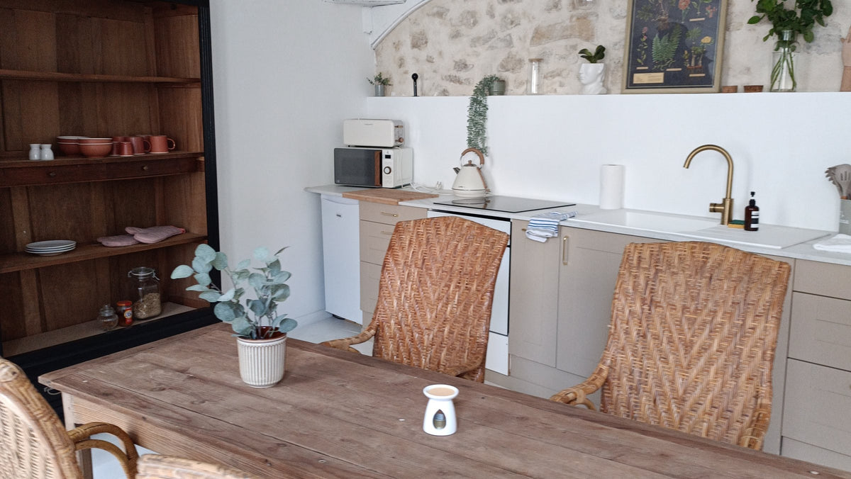 Cuisine du Pavillon, table en bois et chaises en rotin
