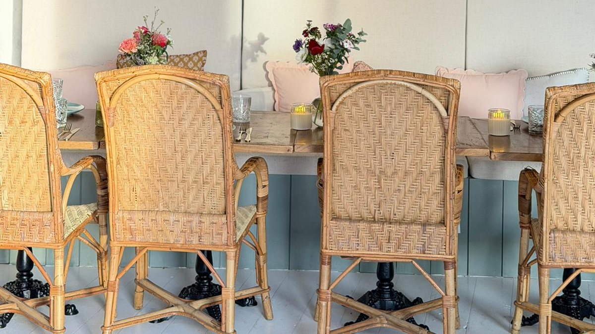 Grande salle du Pavillon, chaises en rotin autour de la table dressée