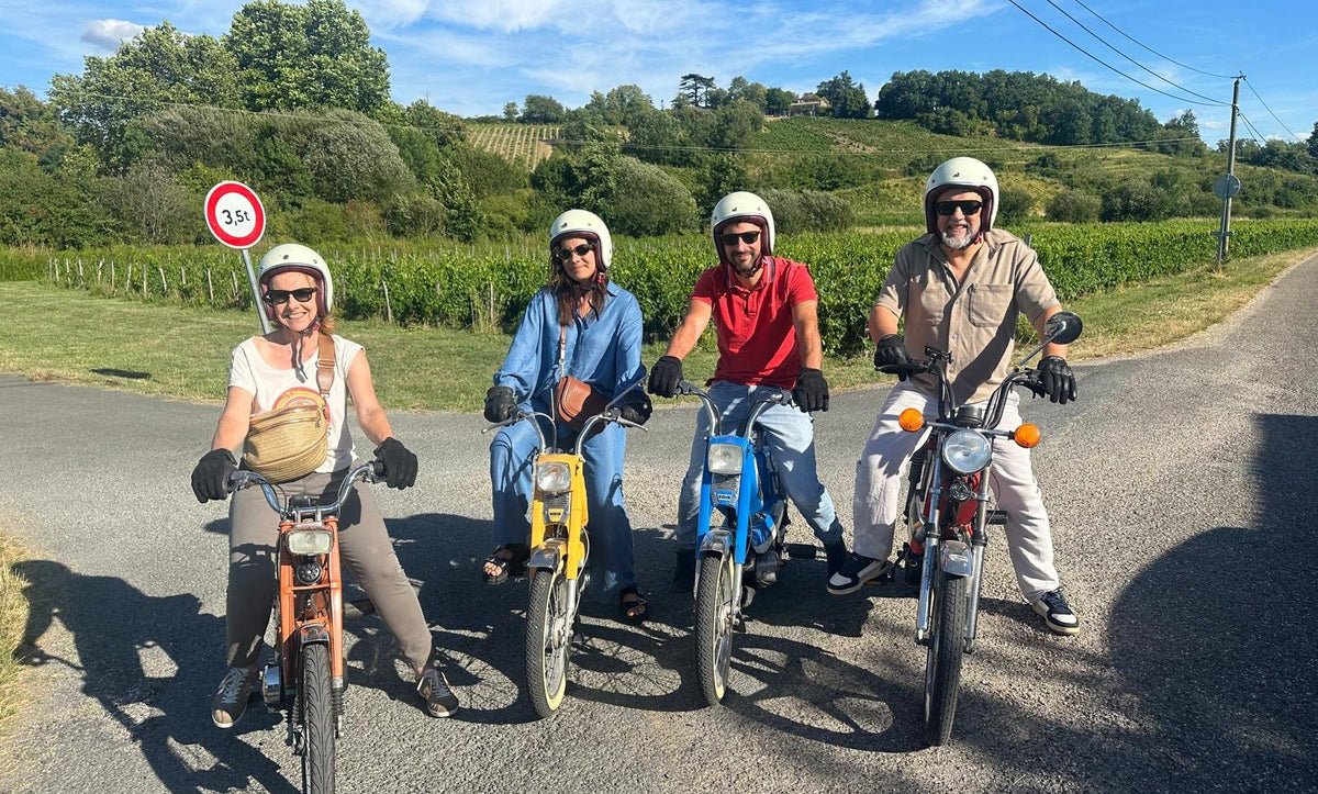 Balade en mobylettes dans le vignoble, quatre amis en casque