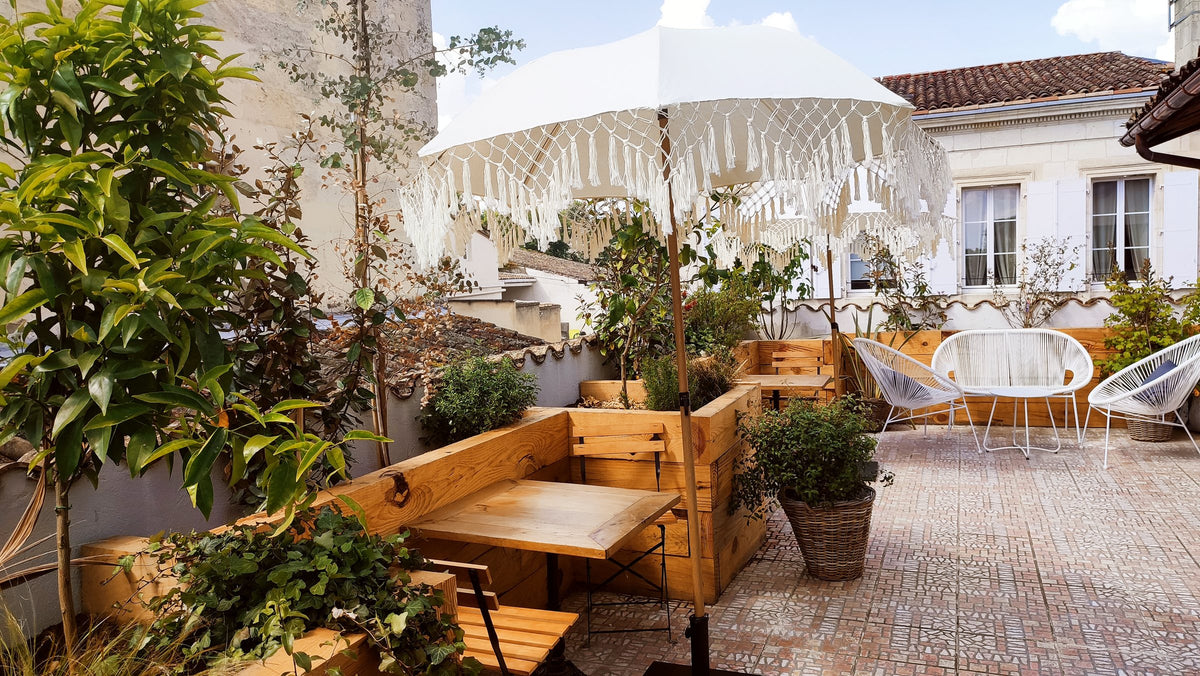 Terrasse sur le toit du Pavillon avec parasol et mobilier en bois