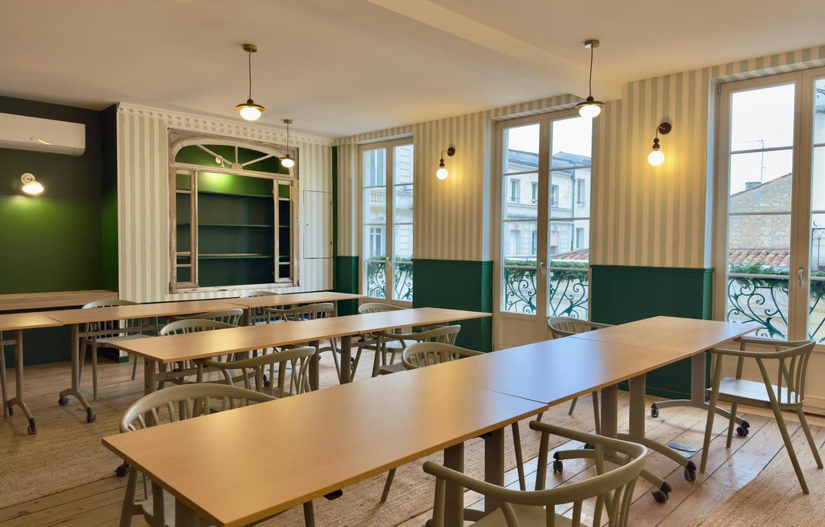 Le Haut Comptoir vu depuis l'entrée, lumière naturelle et parquet