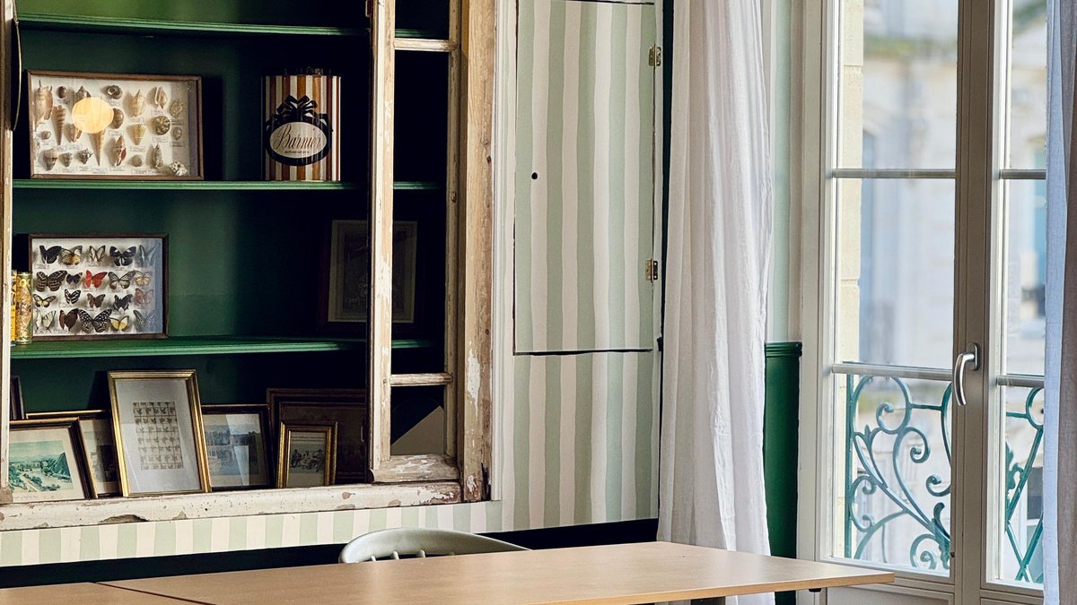 Open space du Comptoir, tables en bois et bibliothèque verte
