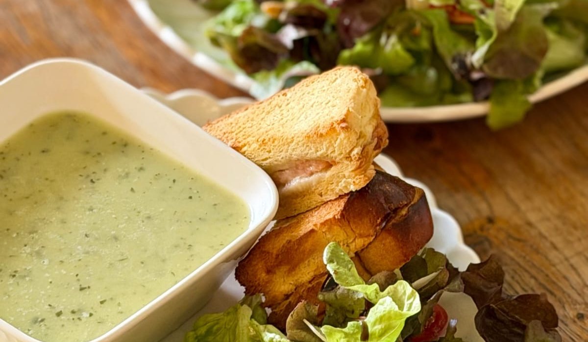 Velouté, toasts et salade, au Comptoir