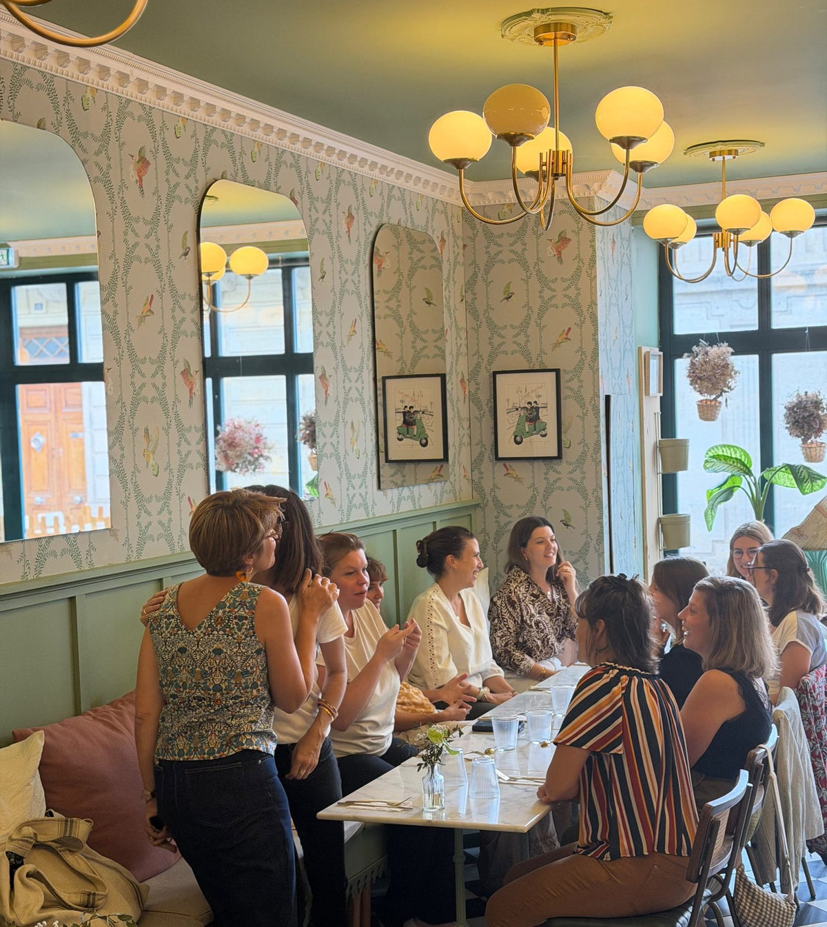 Déjeuner entre professionnelles dans la salle verte du Comptoir