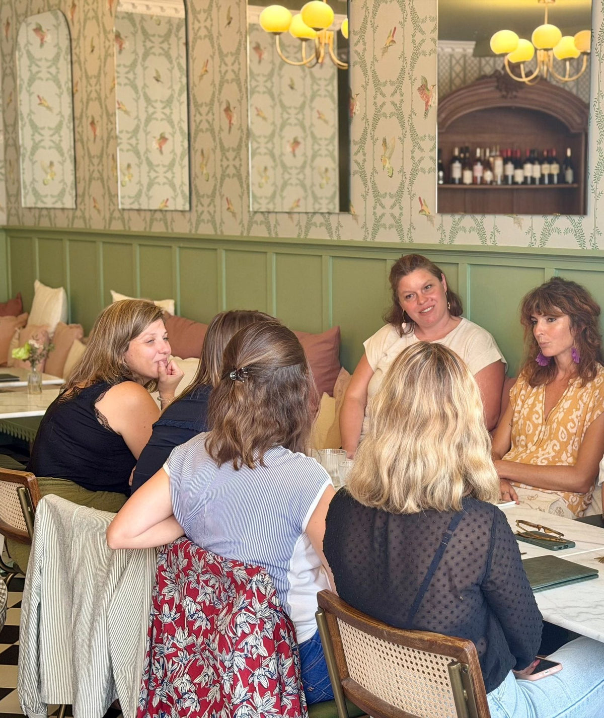 Grande table partagée dans la salle verte du Comptoir, à Libourne