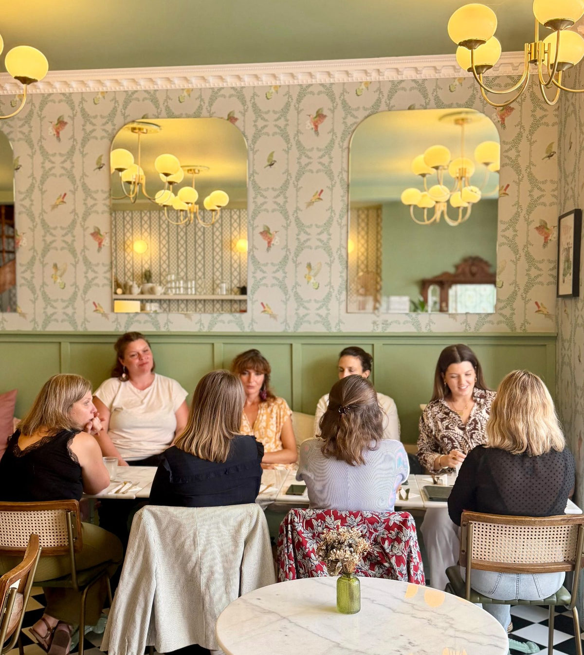 Le restaurant du Comptoir attablé, papier peint fleuri et damier