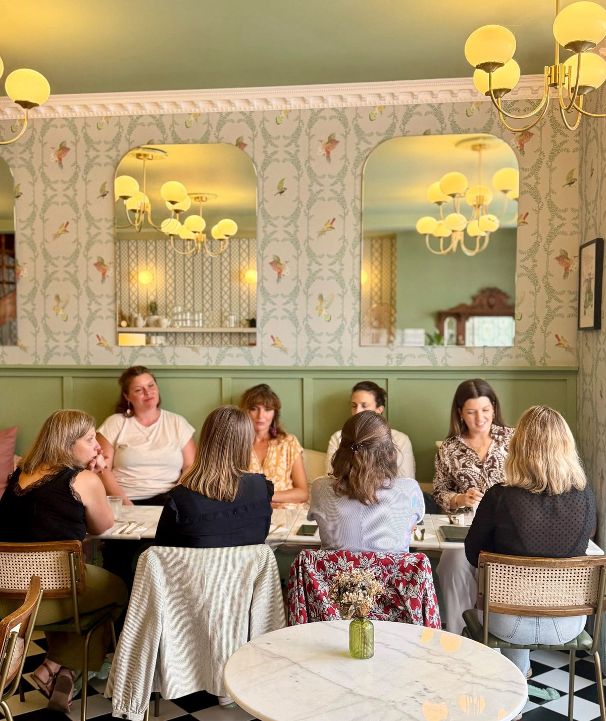 Le restaurant du Comptoir attablé, papier peint fleuri et damier