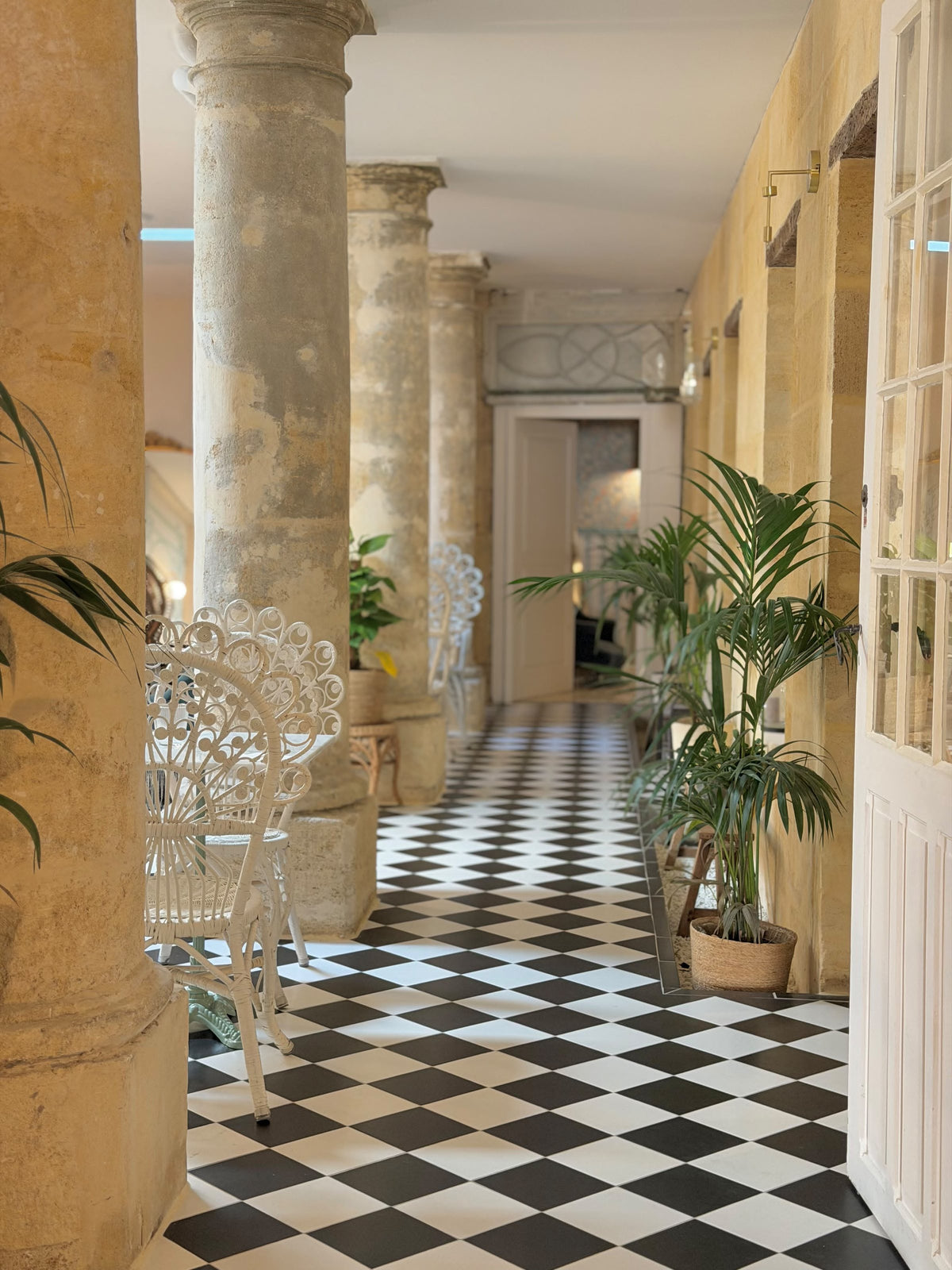 Le couloir aux colonnes de pierre du Comptoir