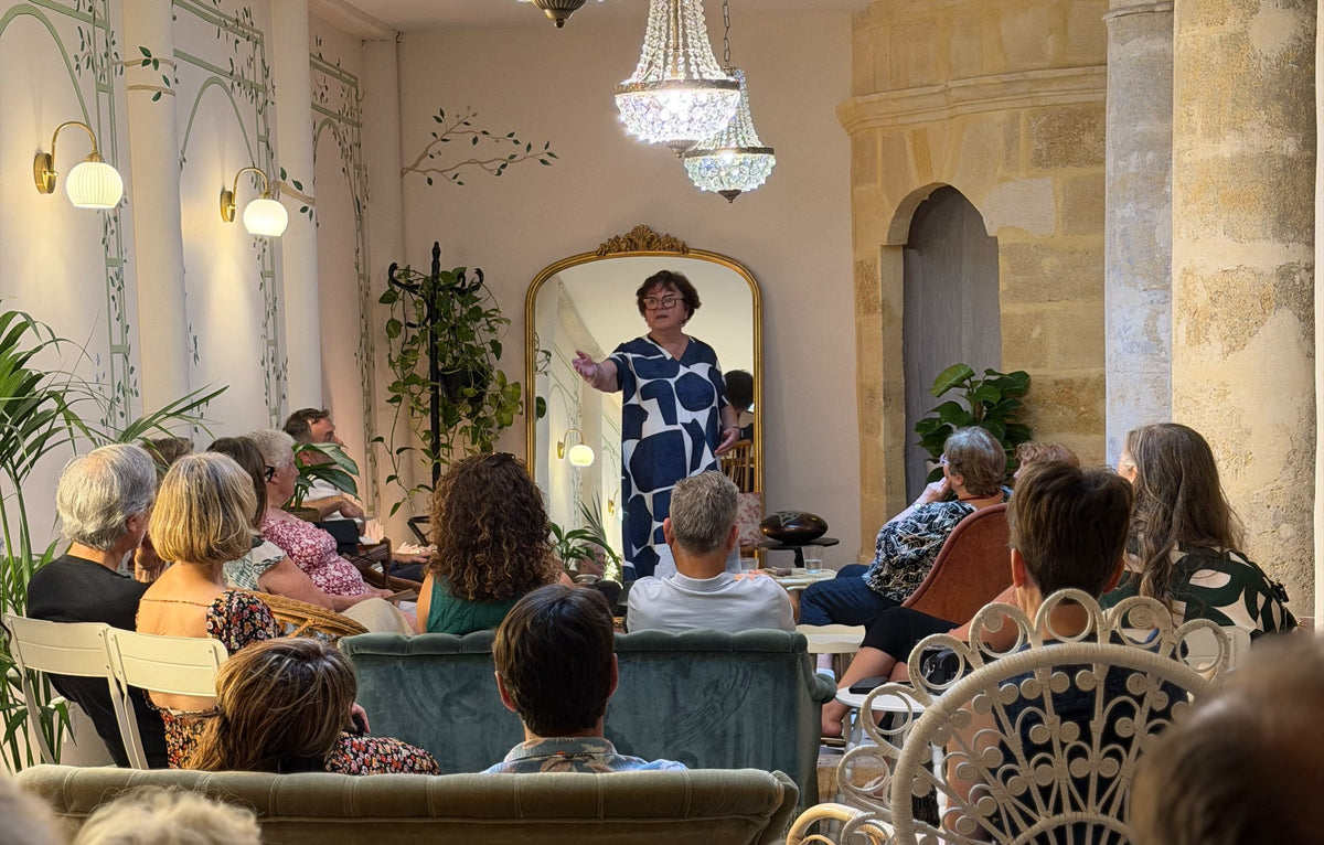 La Salle des Colonnes du Comptoir, piliers de pierre et damier