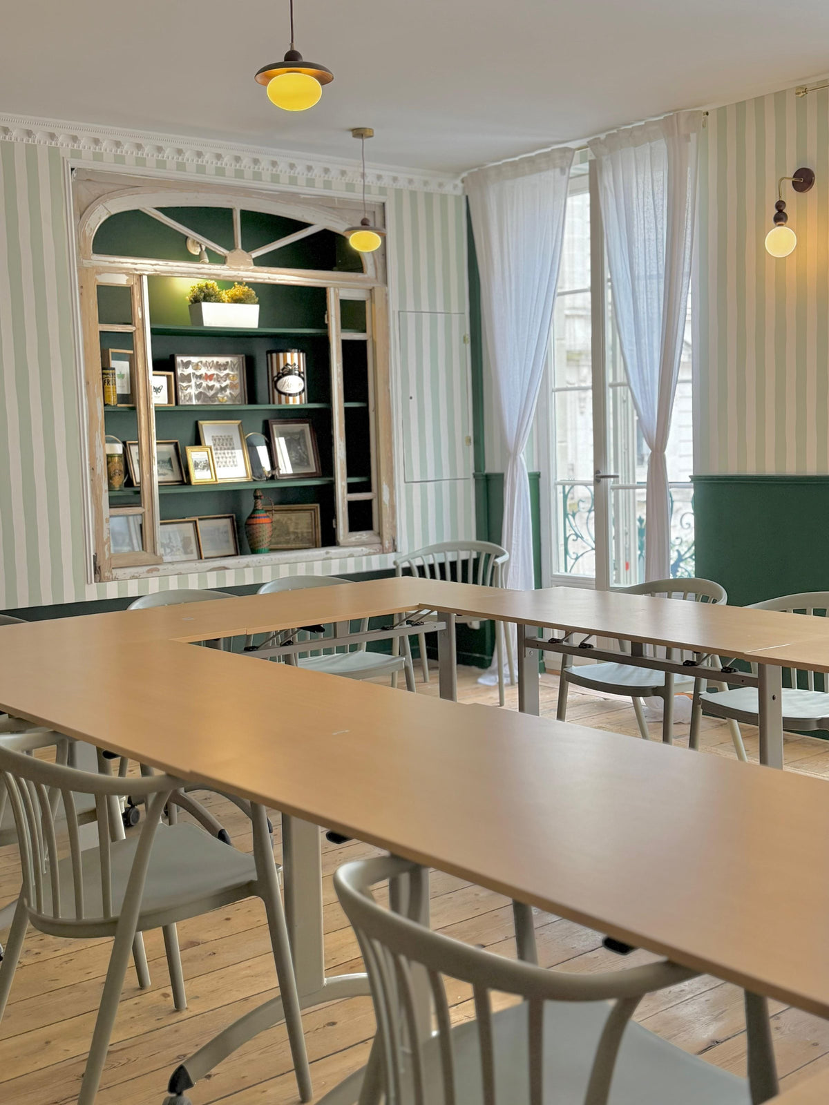La salle de l’étage installée en U, bibliothèque verte