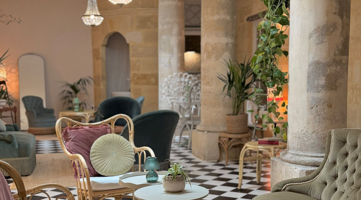 La Salle des Colonnes, fauteuils velours et damier