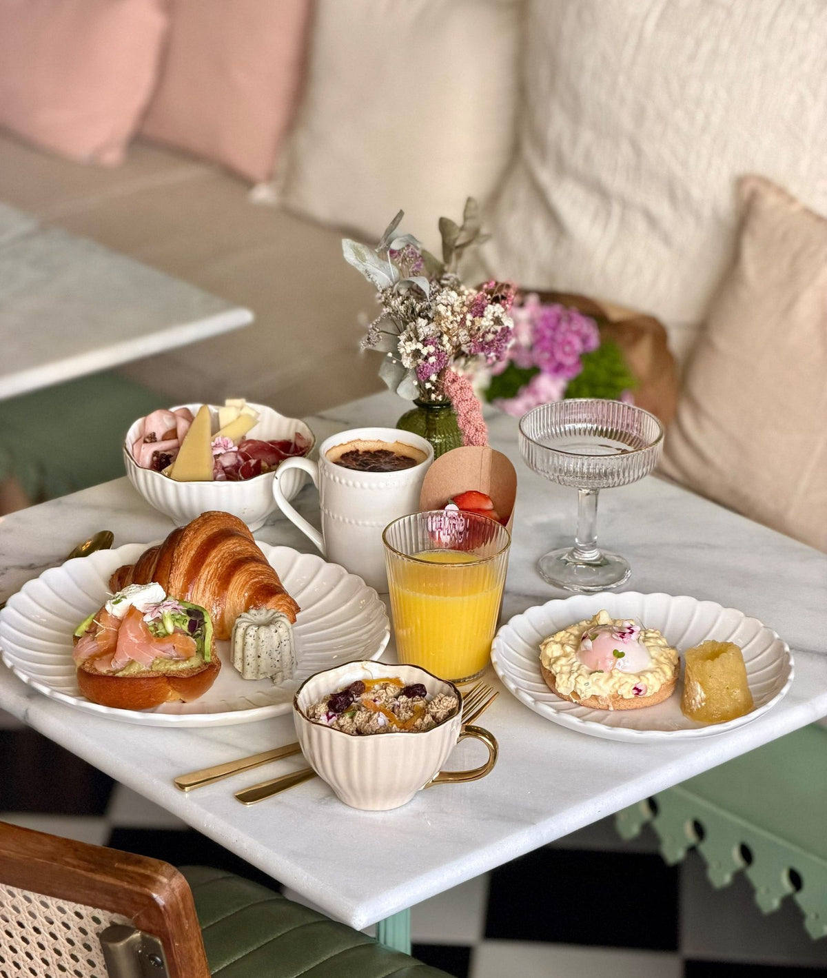 Brunch du Comptoir : viennoiseries, granola et jus pressé