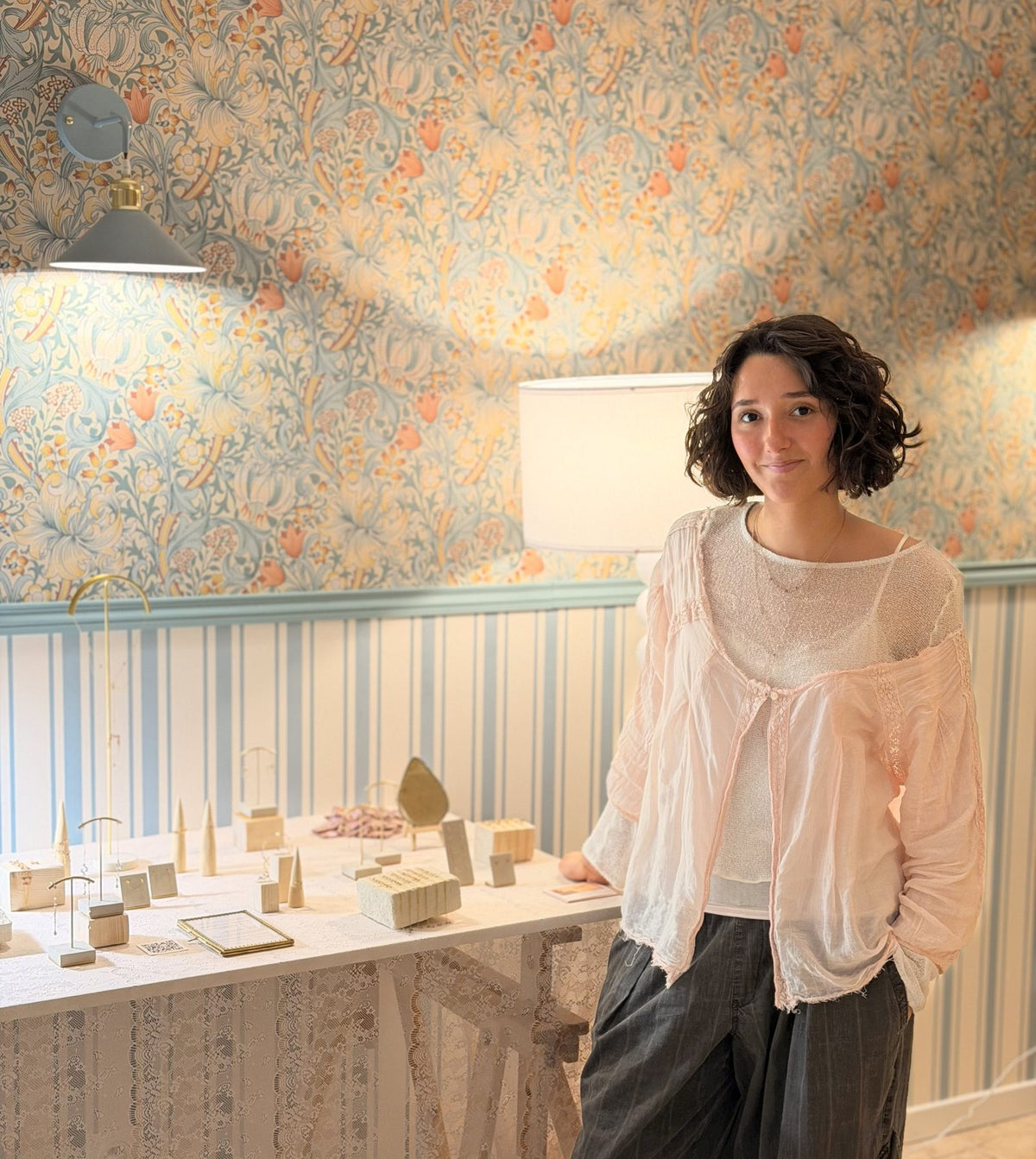 Créatrice de bijoux à son étal au Comptoir