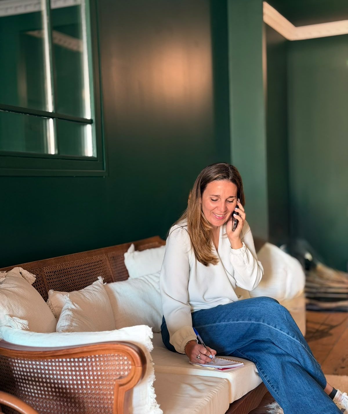 Appel téléphonique dans le salon vert du Comptoir