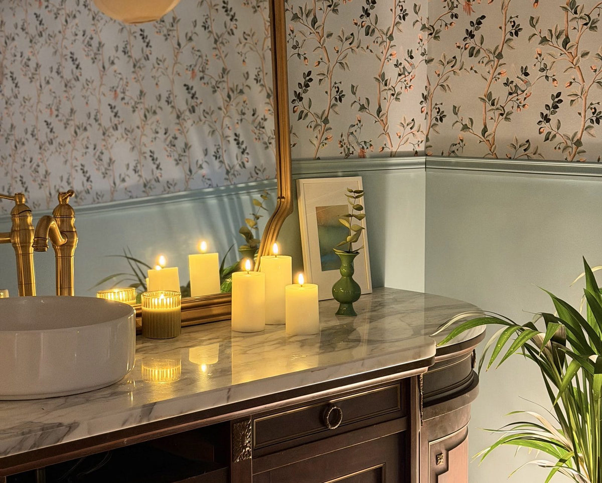 Cabine bien-être aux bougies, vasque et miroir doré