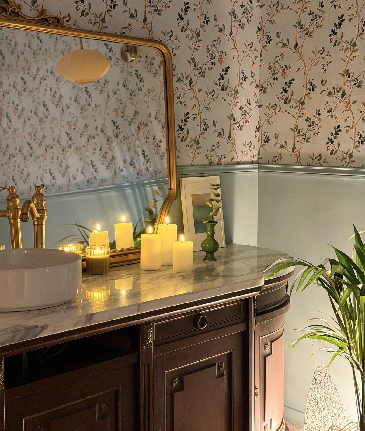 Cabine bien-être aux bougies, vasque et miroir doré