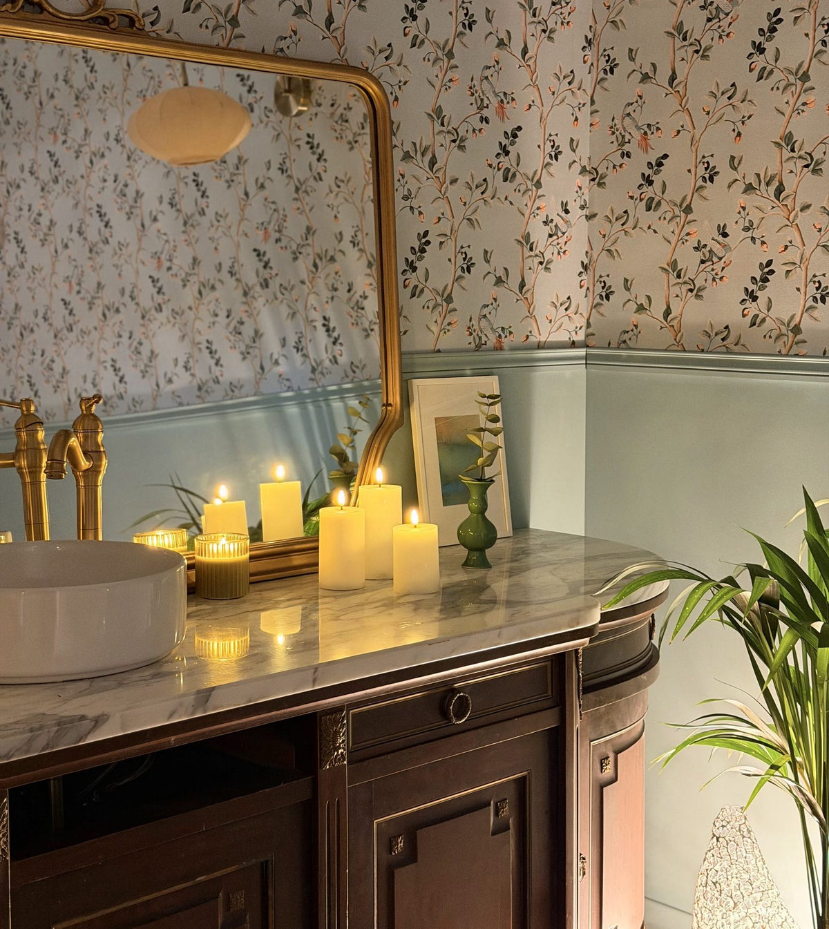 Cabine bien-être aux bougies, vasque et miroir doré