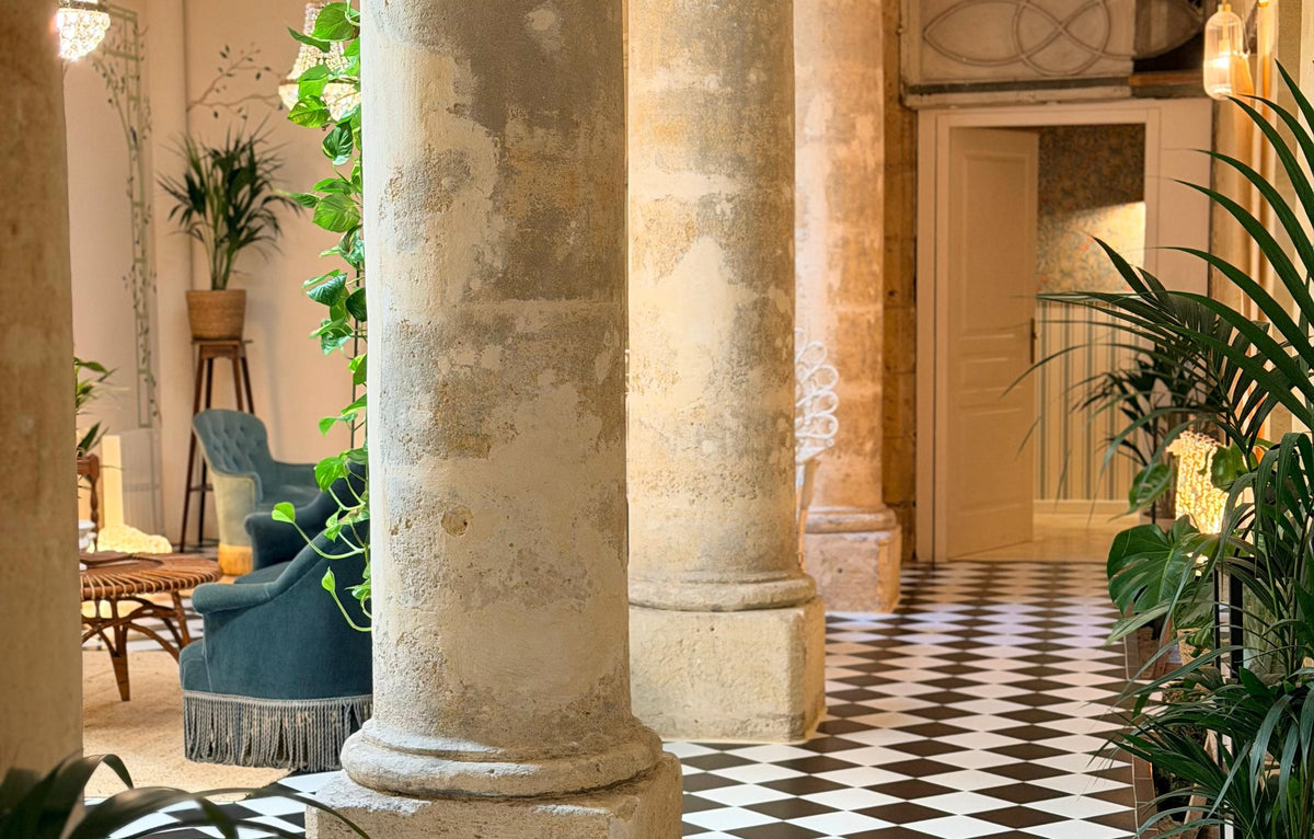 La Salle des Colonnes du Comptoir, piliers de pierre et damier