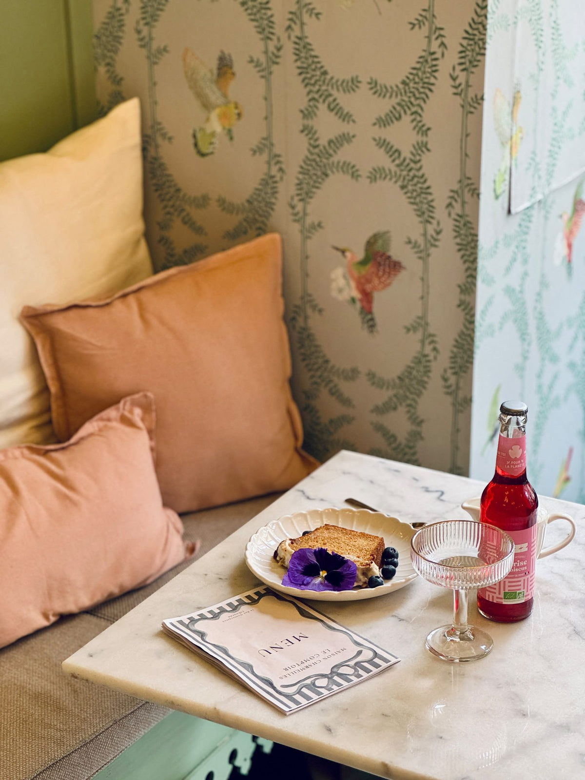 Dessert et mocktail sur la banquette du salon de thé