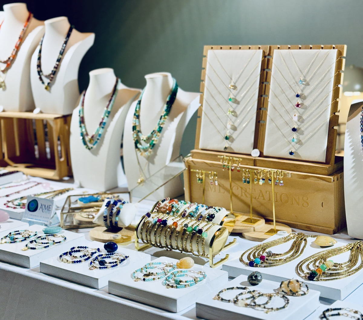 Bijoux de créatrices exposés au Comptoir