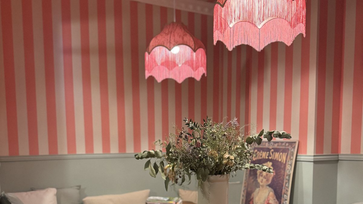 Salle de réunion Saint-Émilion, murs rayés roses et lampes à franges