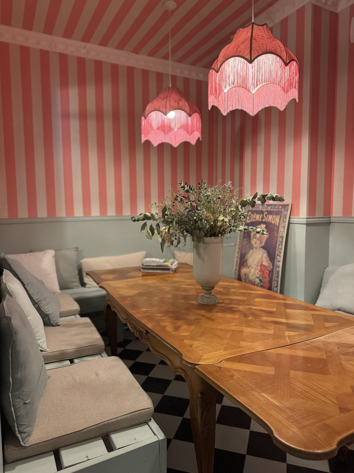 Salle de réunion Saint-Émilion, murs rayés roses et lampes à franges