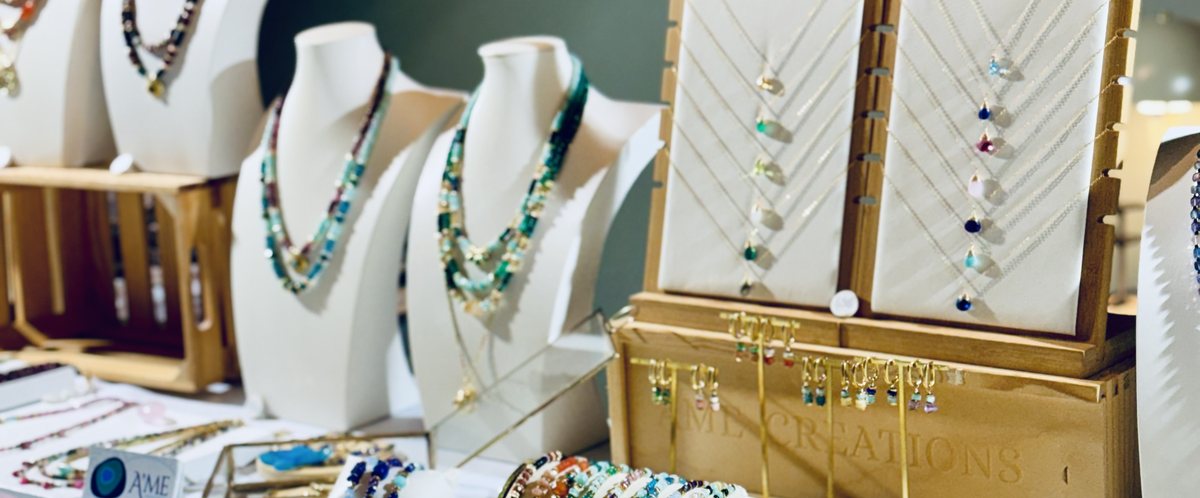 Bijoux d'une créatrice exposés au marché du Comptoir