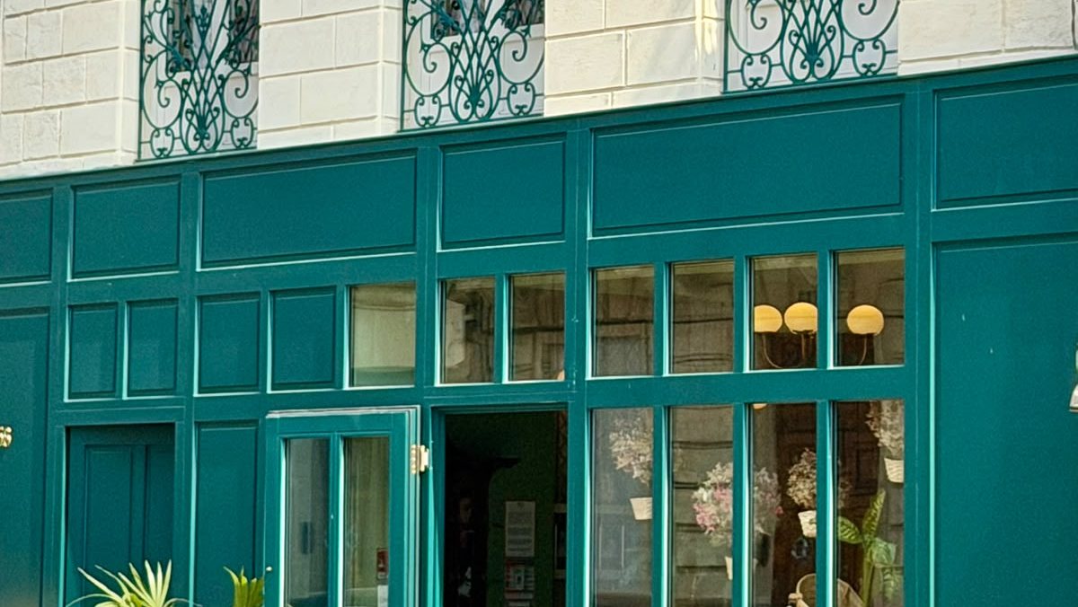Façade bleu canard du Comptoir, 56 rue Montesquieu à Libourne