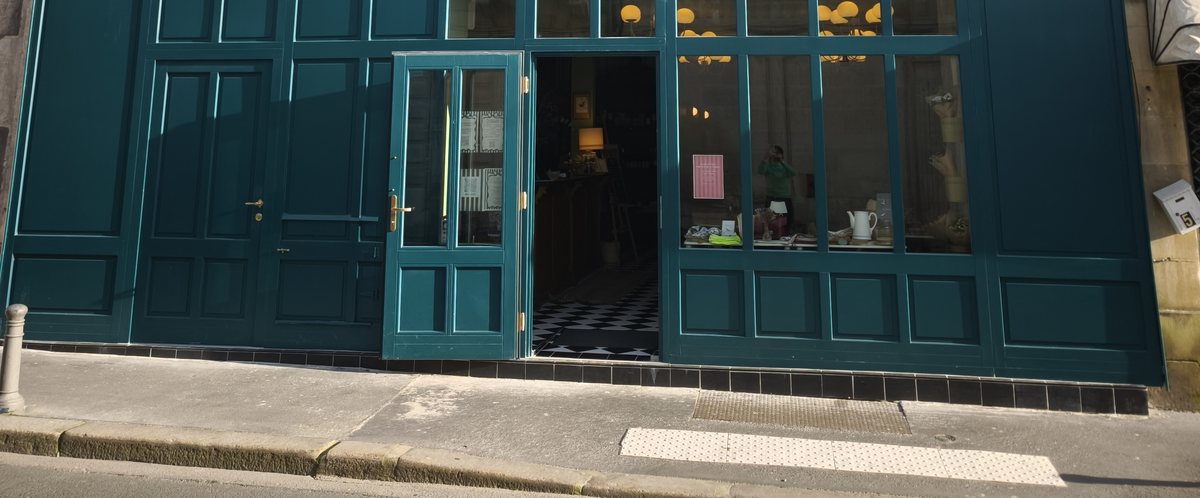 Façade bleu canard du Comptoir, 56 rue Montesquieu à Libourne