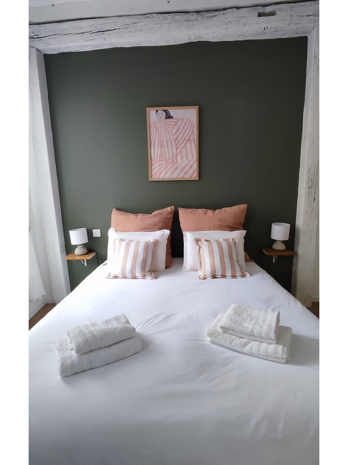 Chambre du Pavillon, mur vert sauge et lit aux coussins rayés