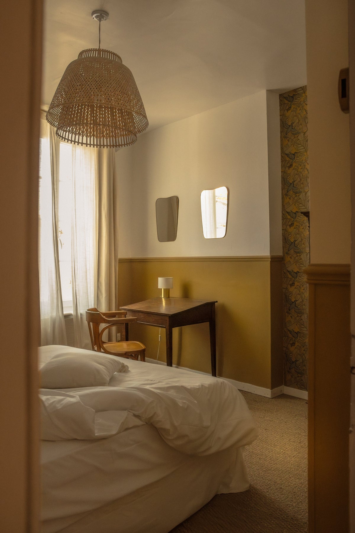 Chambre du Pavillon aux murs dorés avec petit bureau en bois