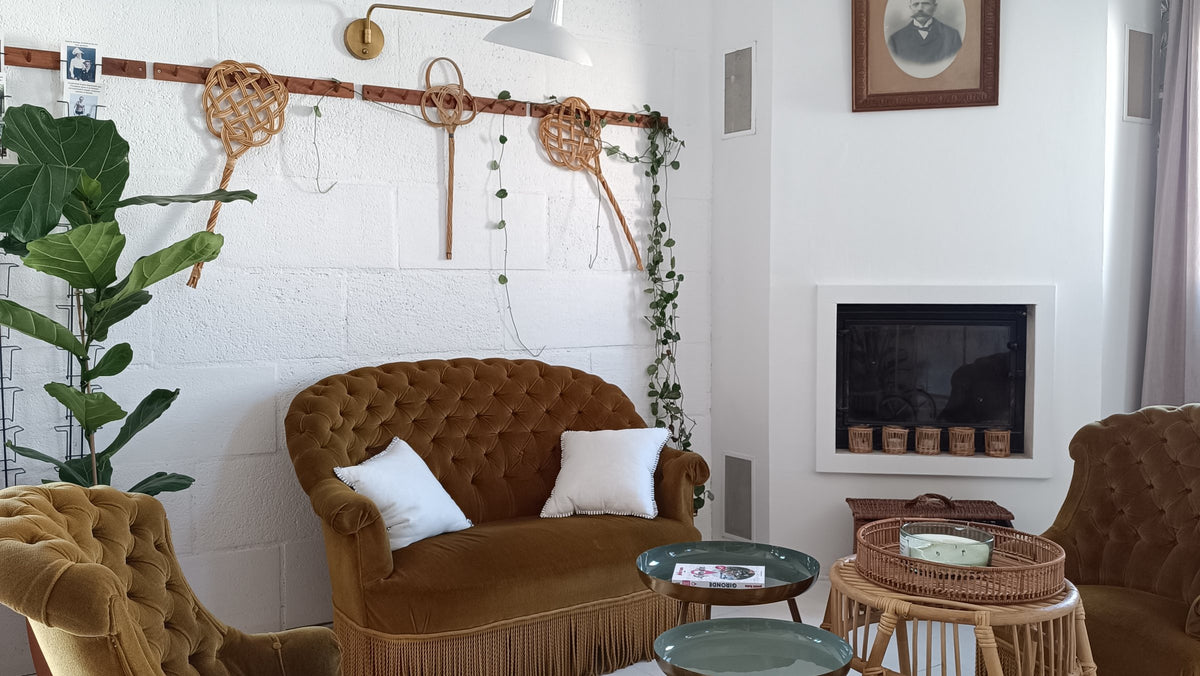 Salon du Pavillon avec cheminée blanche et fauteuils en velours moutarde
