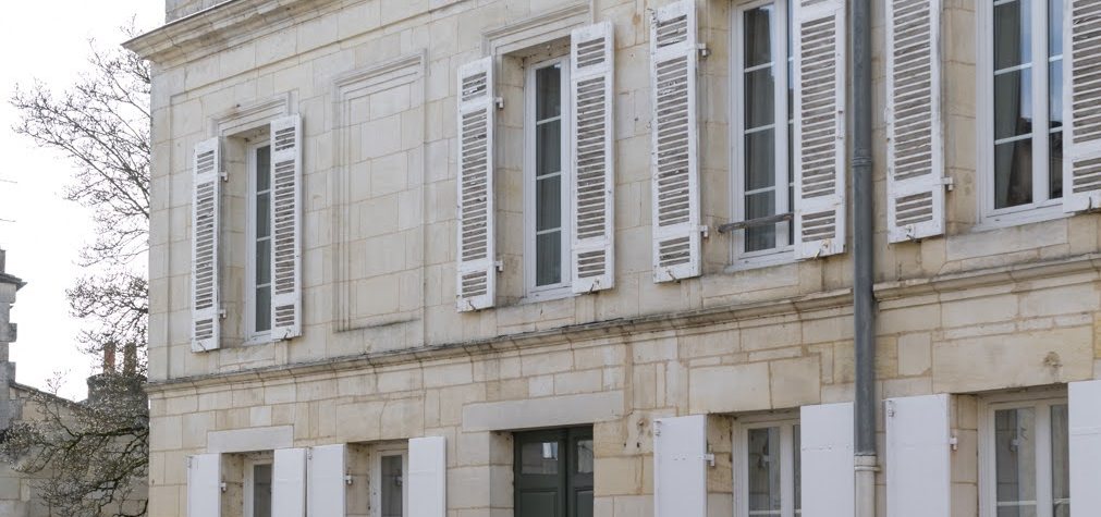 Façade en pierre du Pavillon, maison de maître à Fronsac